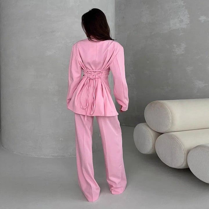 Dame mode blazer- og bukse-sæt med elegante detaljer Stilla