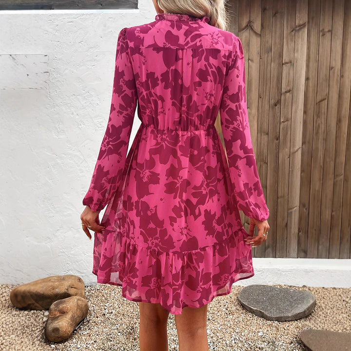 Dame blomsterkjole med V-hals og ruffle detaljer Stilla