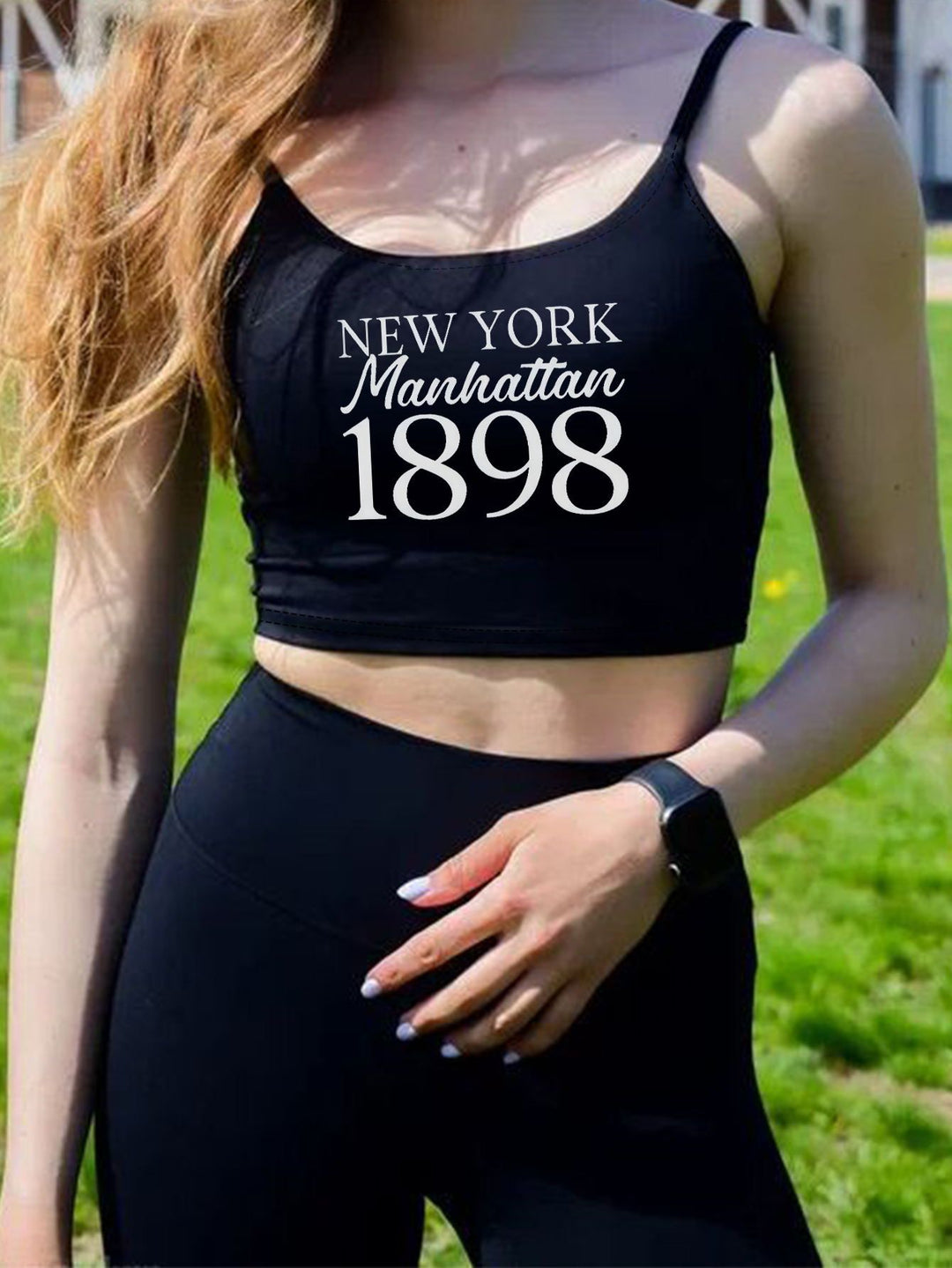 Dame Crop-Top med kreativ tekst og fine stropper Skovae
