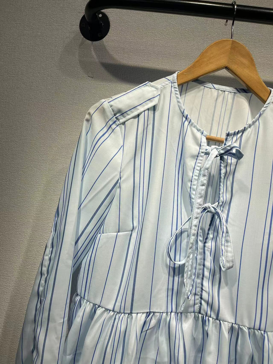 Damebluse med dekorativ snoretræk og moderigtig flæse Stilla