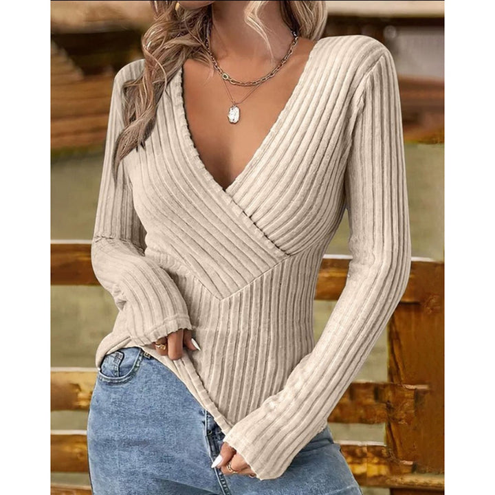 Kvinders elegante og tætsiddende ribbet sweater med V-hals Stilla