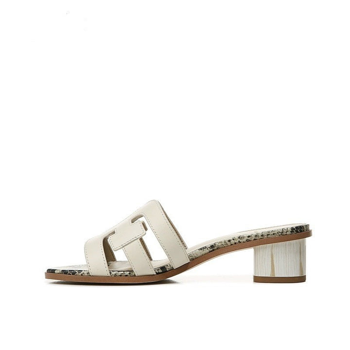 Dame mode slippers med elegant blokhæl og detaljeret designet overmateriale Stilla