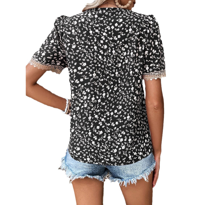 Dame kortærmet bluse med blomsterdesign og spidse accenter Stilla