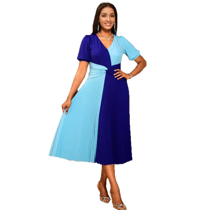 Dame plisseret midi-kjole med farveblokdesign og indpakningslook Skovae