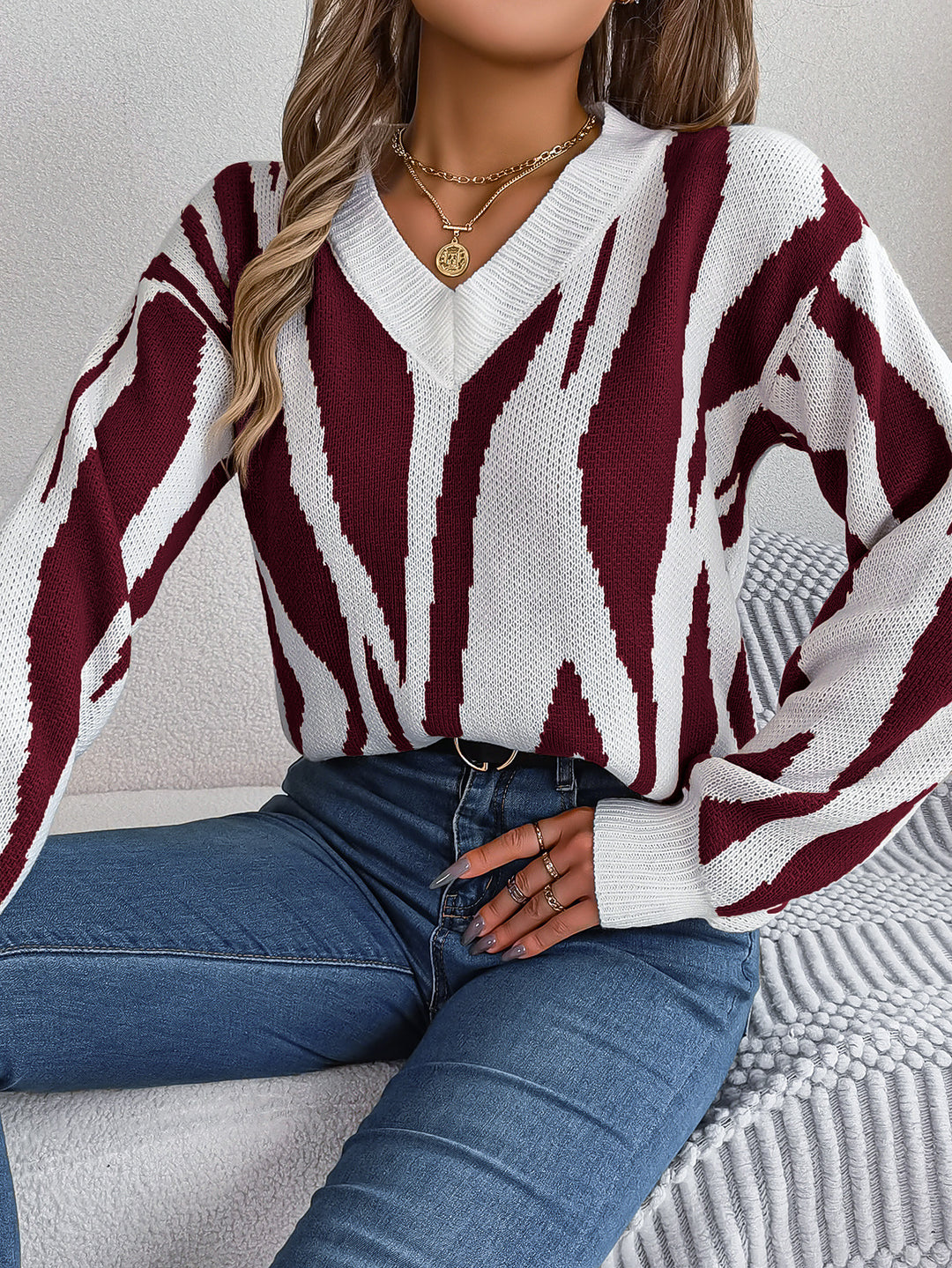 Dame oversized striktrøje med V-udskæring og iøjnefaldende mønster Stilla