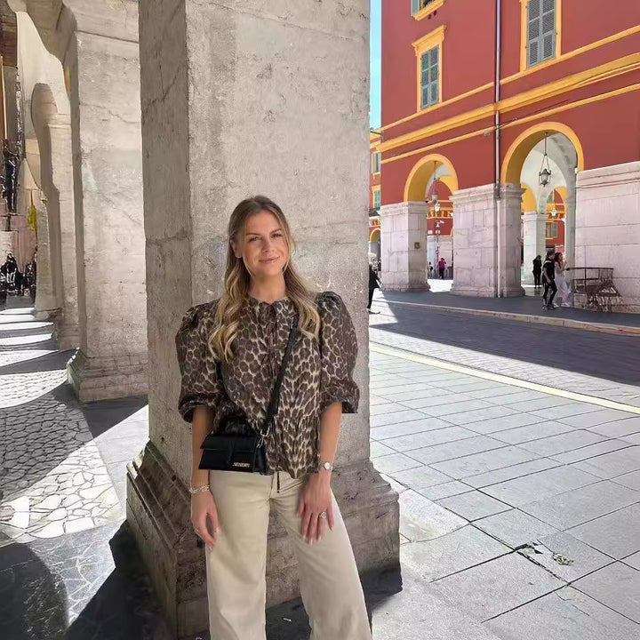 Damebluse med flæsedetaljer og snøre Stilla