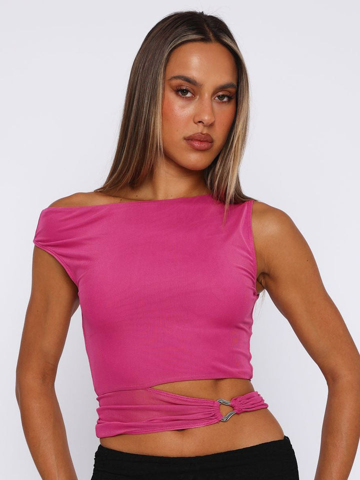 Dame crop-top med asymmetrisk snit og dekorativ ringdetalje Skovae