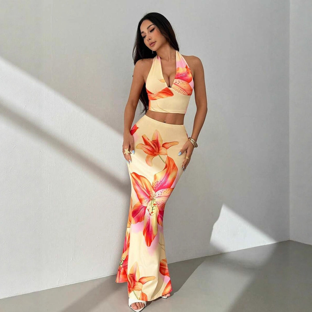 Dame To-delt Sommeroutfit med blomstret design og elegant V-hals Skovae