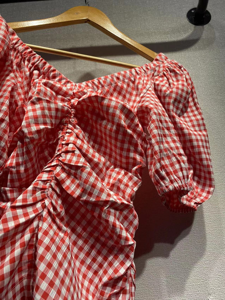 Damebluse med raffineret flæsedesign og V-hals Stilla