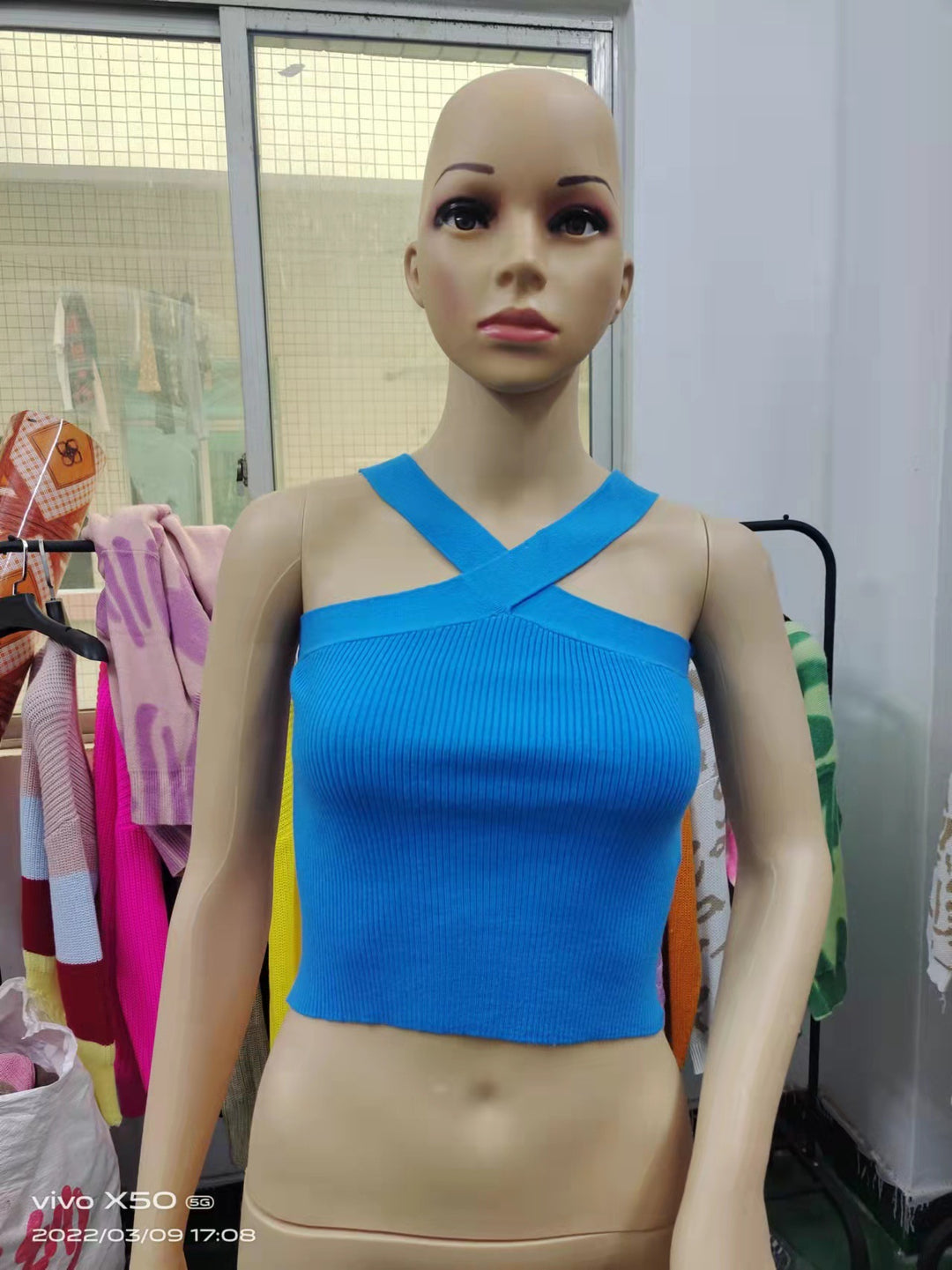 Dame Crop-Top med stilfuldt krydsbånddesign Skovae