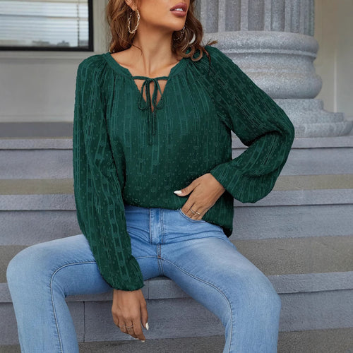 Dame elegant V-hals bluse med flæsedetaljer og afslappet snit Stilla