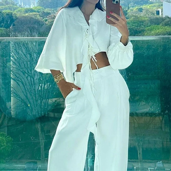 Dame to-delte sæt med asymmetrisk cropped top og brede bukser