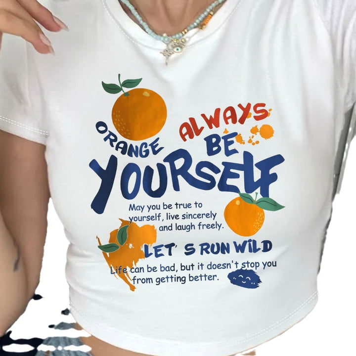 Dame Crop-T-shirt med inspirerende skrift og glad frugtmotiv Skovae