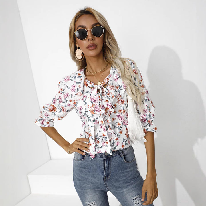 Damebluse med flæsedetaljer og blomsterprint Stilla