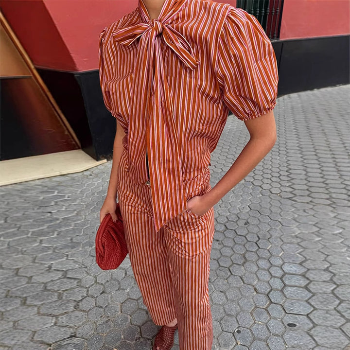 Dame stribet jumpsuit med sjalkrave og vide ben Stilla