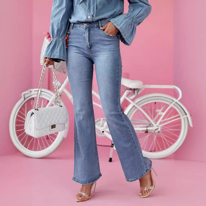 Dame denimbluse med flæsedetaljer og knyttet udskæring Stilla