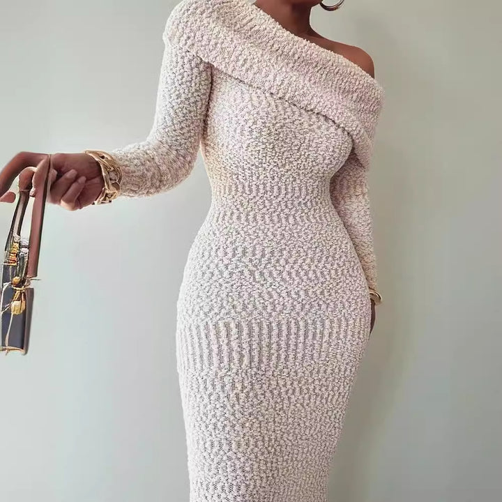 Kvinders strikkjole i moderne off-shoulder design med figursiddende snit Skovae