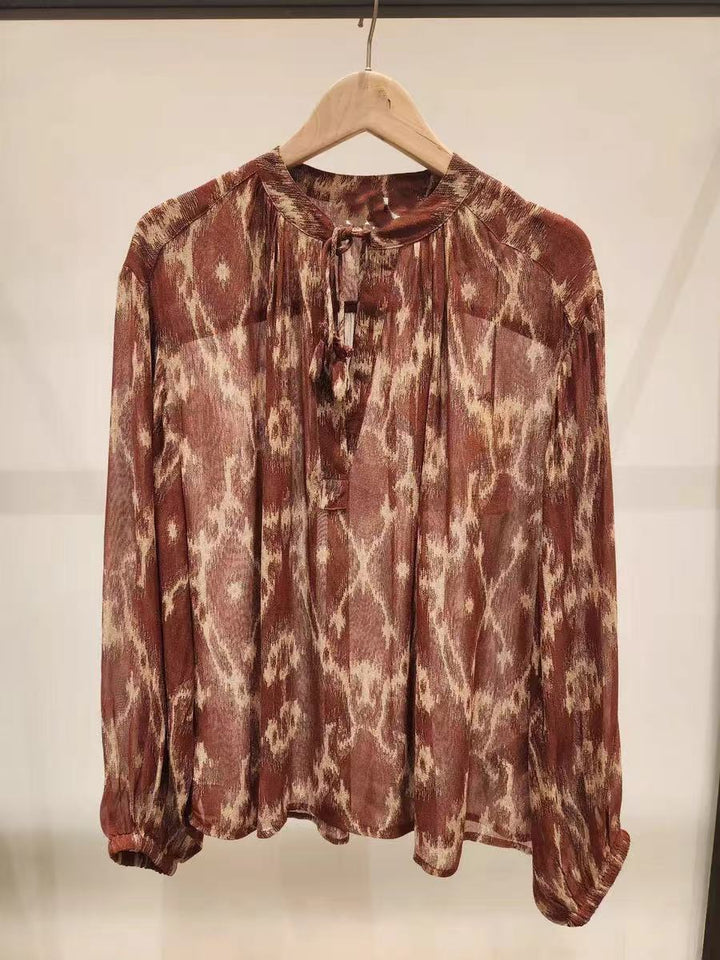 Damebluse med legende Ikat-mønster og elegante flæsedetaljer Stilla