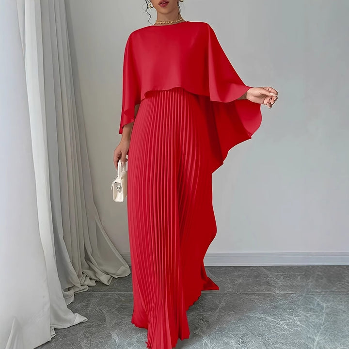 Elegant dame-maxikjole med plisseringer og capeforstykke Stilla