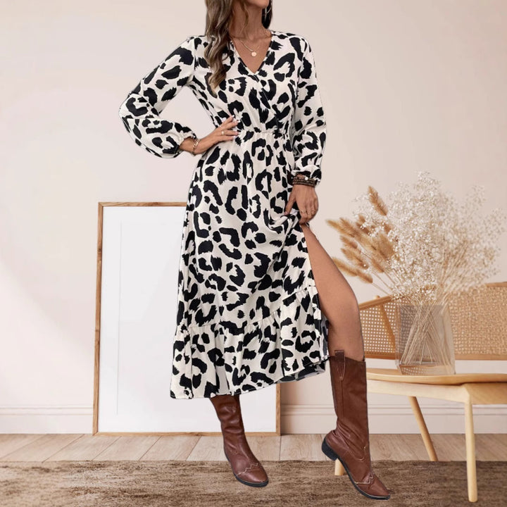 Dame Maxikjole med moderne leopardmønster og feminin silhuet Stilla