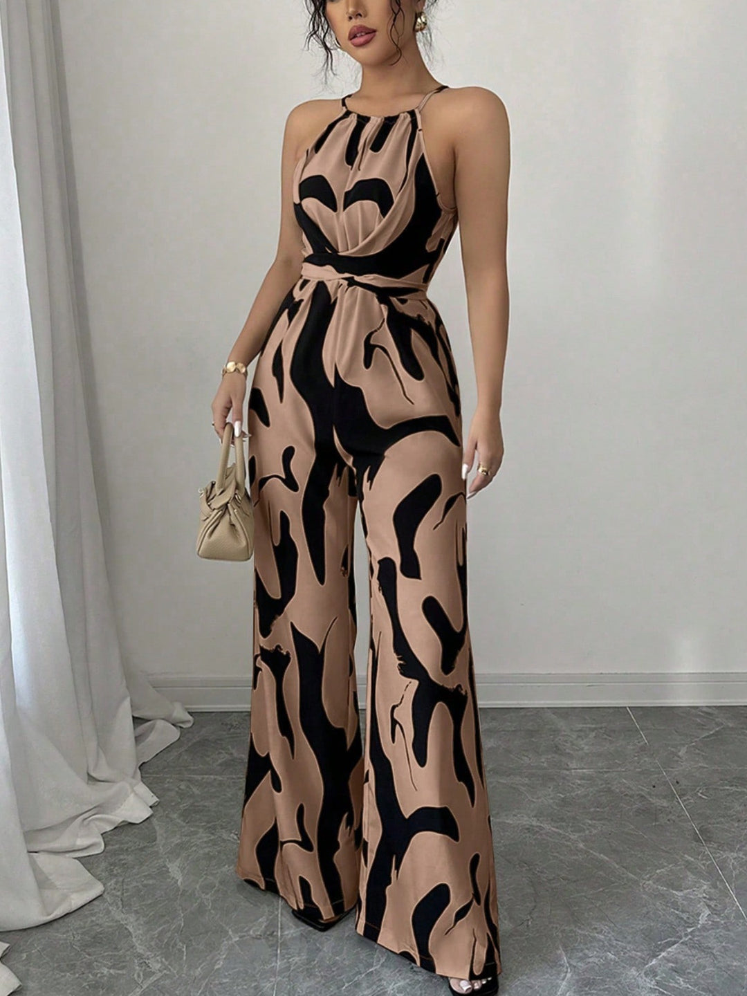 Dame jumpsuit med høj krave og elegant drapering Stilla