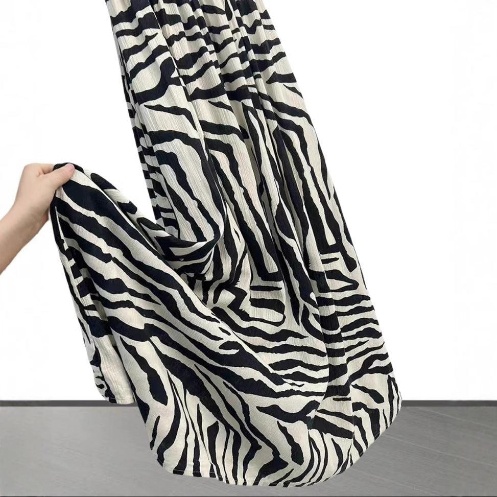 Dame maxikjole i elegant zebra-design med smigrende snit og justerbar overdel Stilla