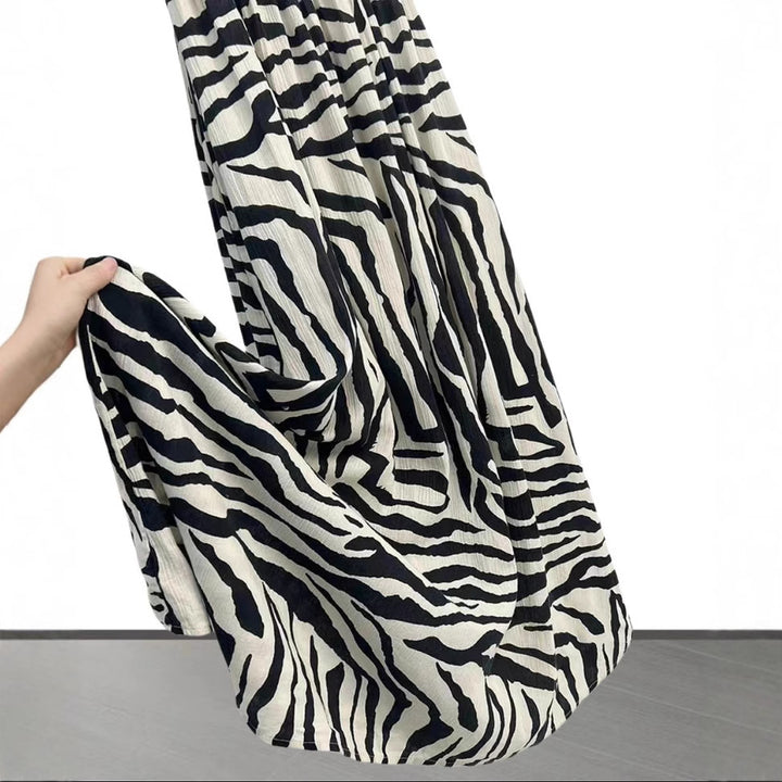 Dame maxikjole i elegant zebra-design med smigrende snit og justerbar overdel Stilla