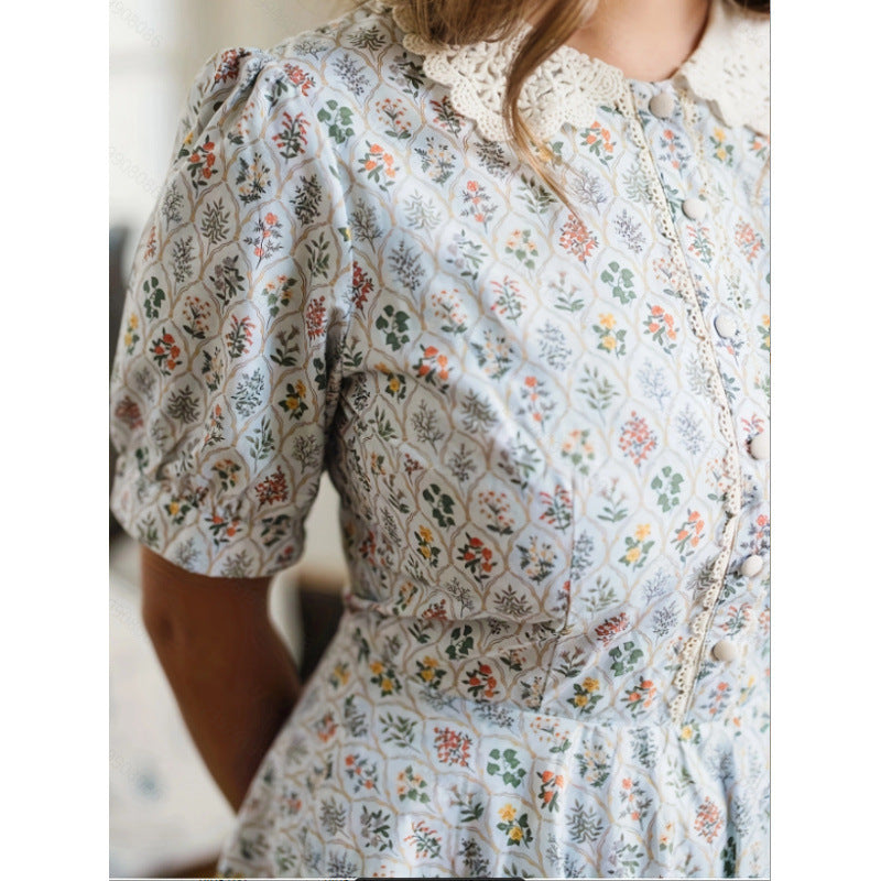 Damekjole med blomstrede design og klassisk krave Skovae