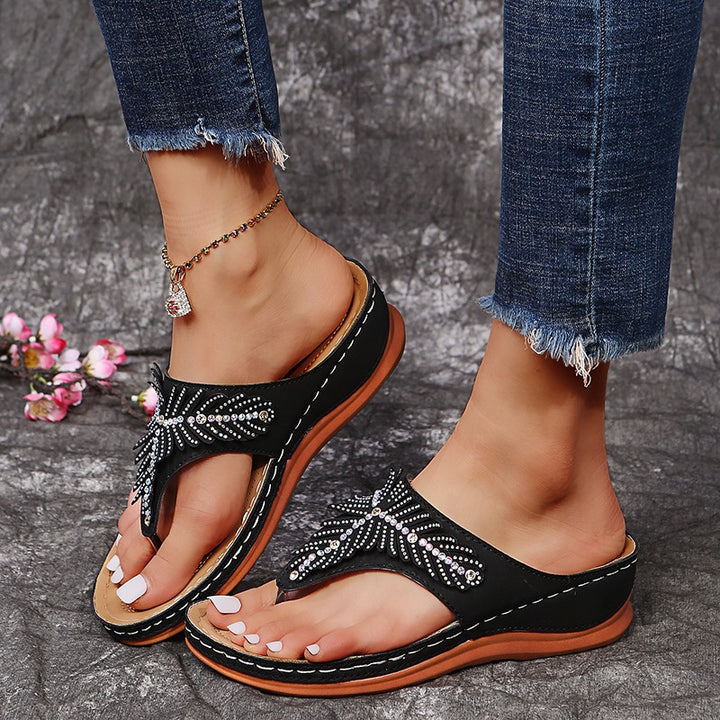 Dame Tåsplit-sandaler med glitrende design og polstret indersål Stilla