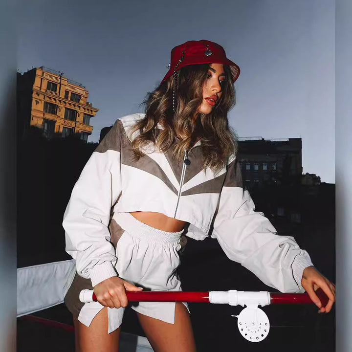 Kvinders sporty fritidssæt med jakke og shorts i moderne design