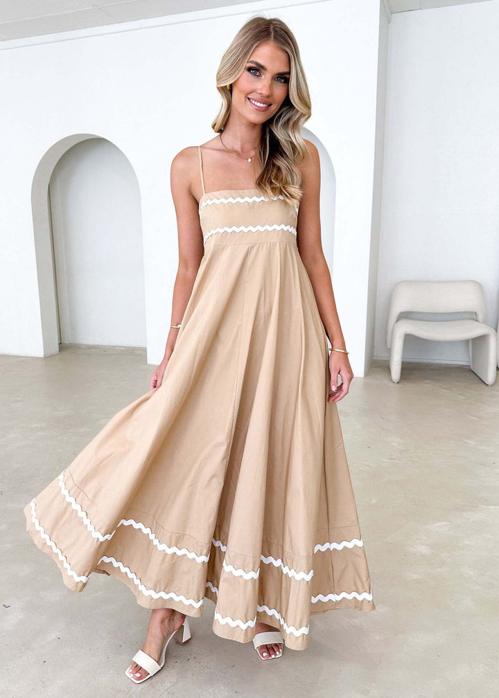 Damen sommer maxi kjole i elegant A-linie snit med sofistikerede dekorative detaljer Stilla