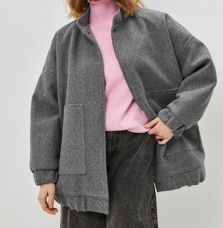 Dame Oversized Jakke med voluminøse ærmer og en moderne snap-front Stilla