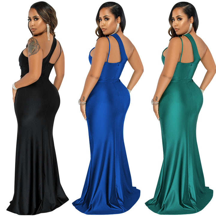 Dame elegant aftenkjole med asymmetrisk snit og glitrende satin Stilla