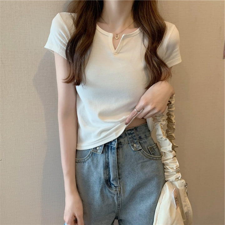 Kvindernes cropped t-shirt med en tætsiddende pasform og moderne detaljer