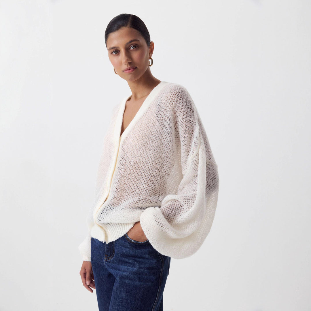 Kvinders afslappede strikket cardigan med fint blondermønster og elegant V-hals Stilla