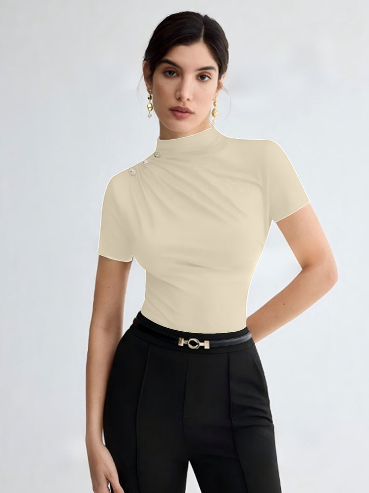 Dame elegant top med dekorative knapdetaljer og moderne ståkrave Skovae