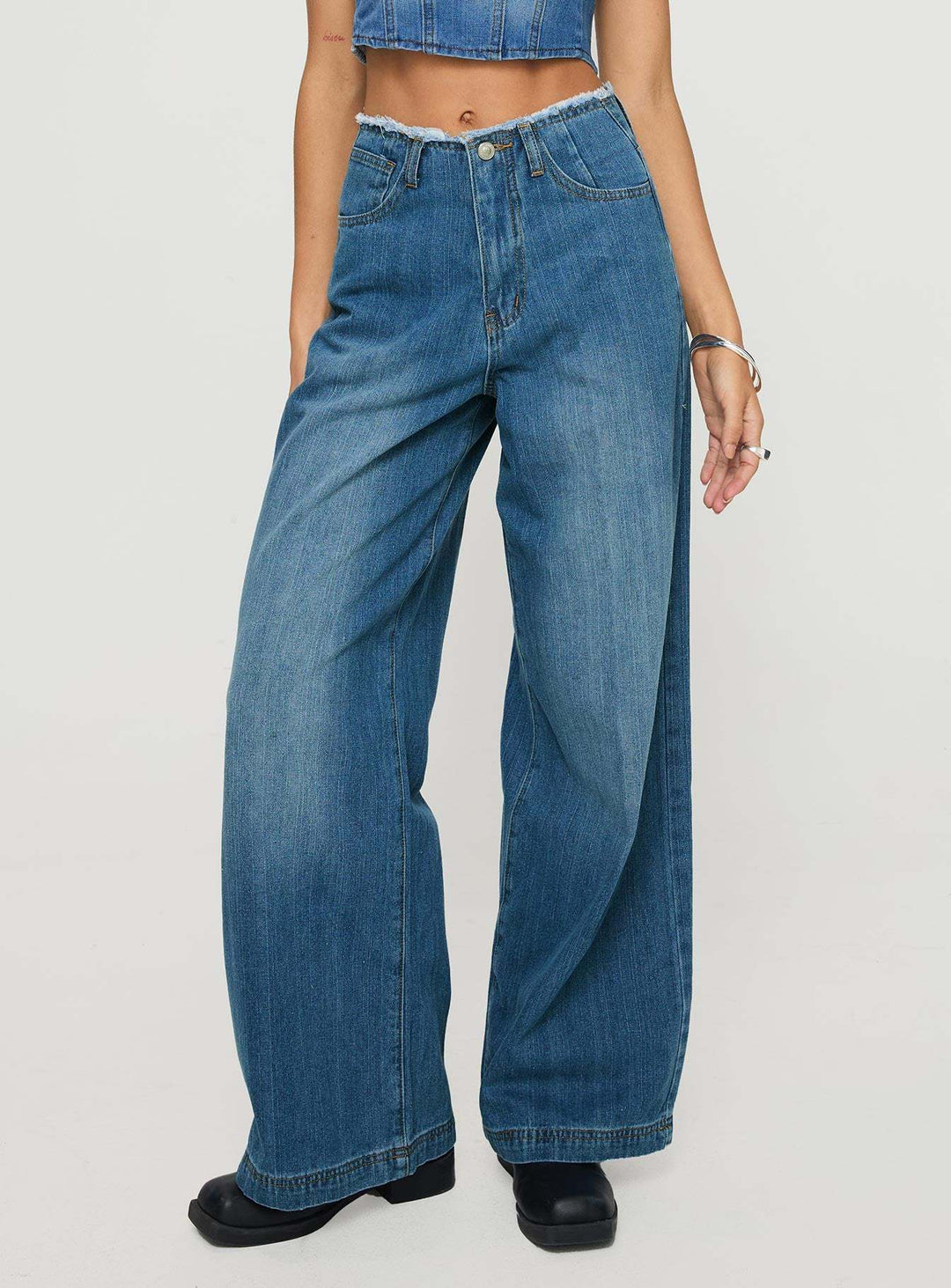 Dame Løst skårede Højtaljede Denim-Bukser med flosset søm og moderne detaljer Stilla