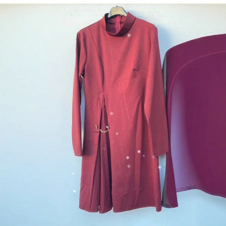 Kvinders elegante kjole med drapering og taljebælte Skovae