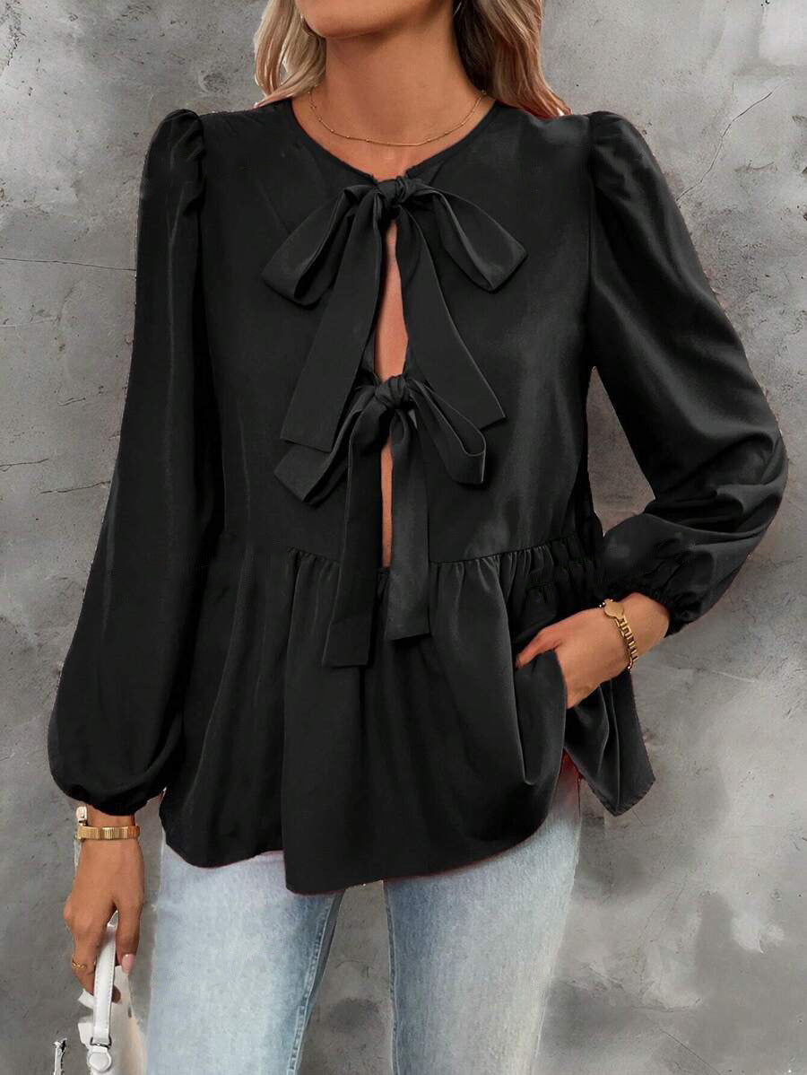 Damebluse med elegante sløjfedetaljer og voluminøse ærmer Stilla