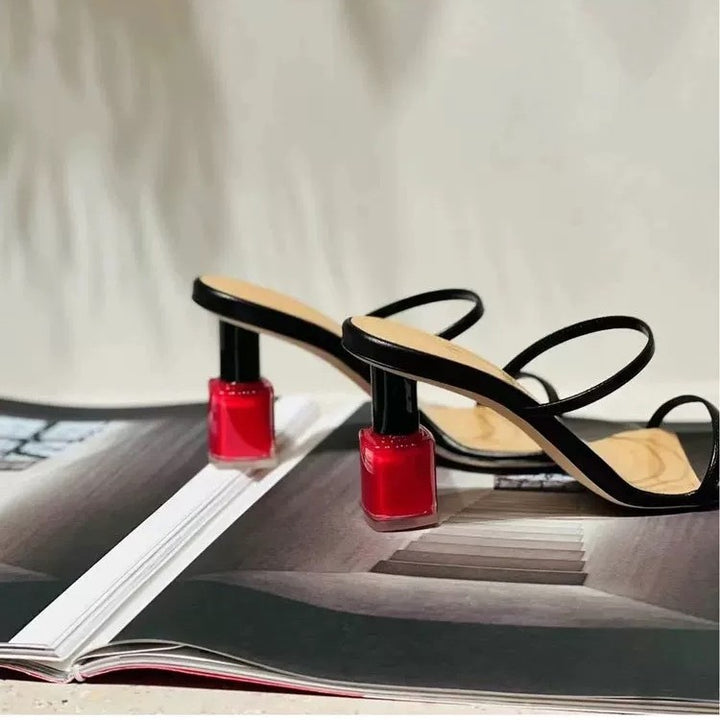 Dame sandaler med kreativ neglelak-detalje og elegant rem-design Stilla