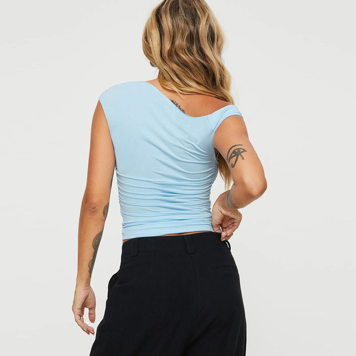 Dame asymmetrisk top med off-shoulder design og elegant snit Skovae