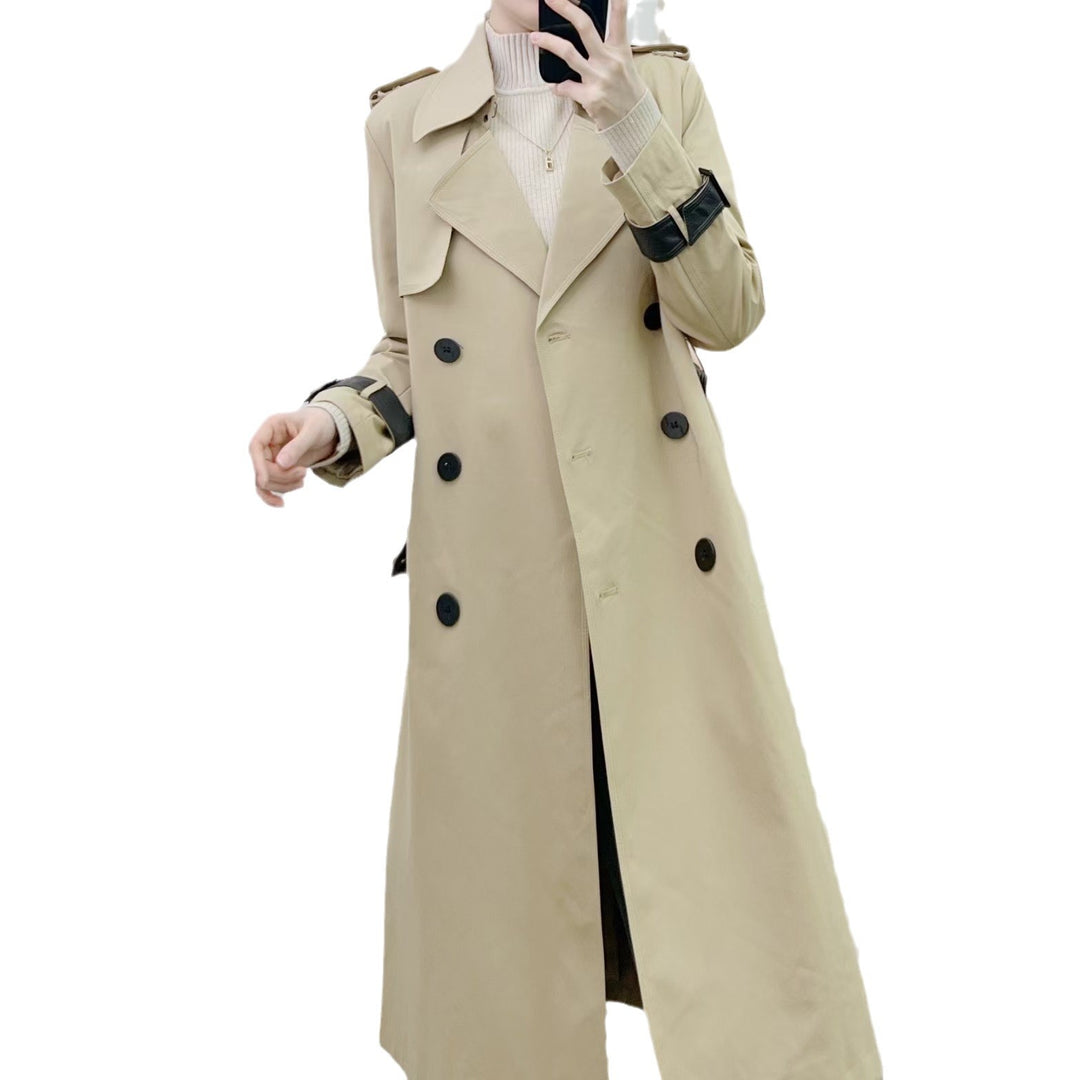 Dame trenchcoat med dobbelt knaplukning og moderigtige revers Stilla