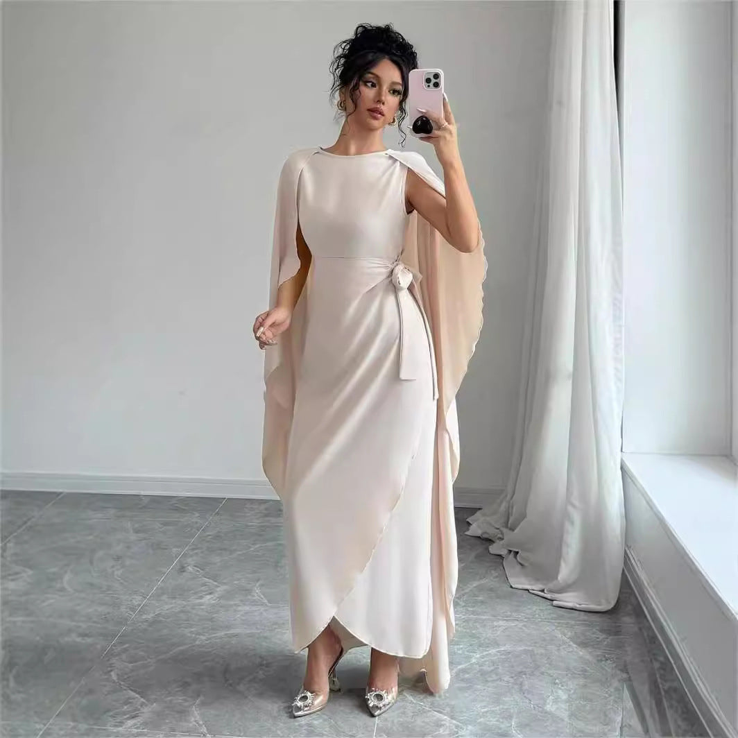 Dame Elegant aftenkjole med svingende kappe og figursyet snit Stilla