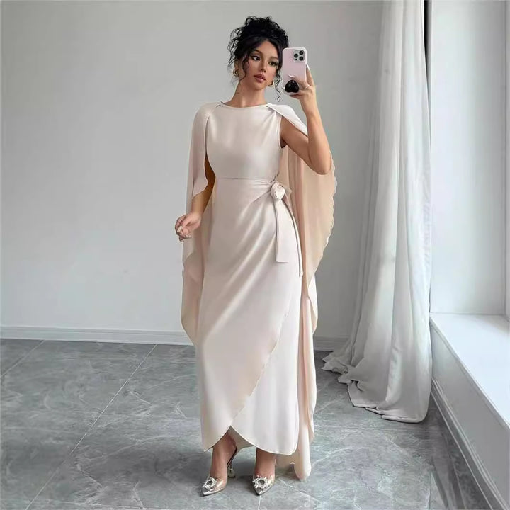 Dame Elegant aftenkjole med svingende kappe og figursyet snit Stilla