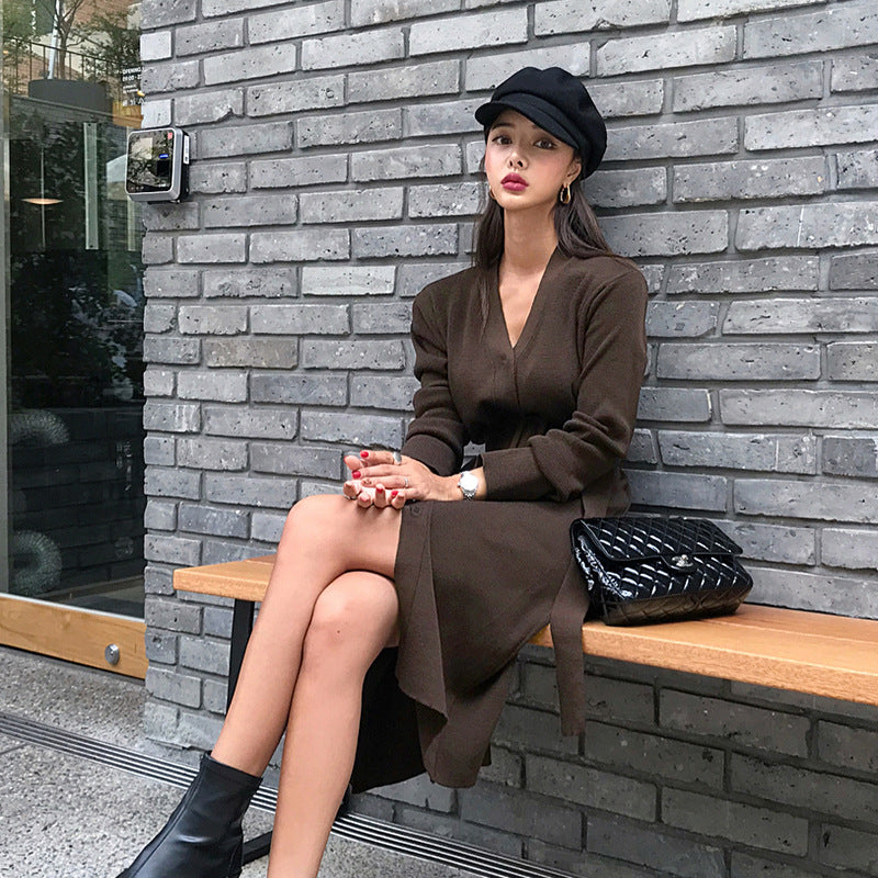 Dame strikkjole med bælte og elegant V-udskæring Stilla