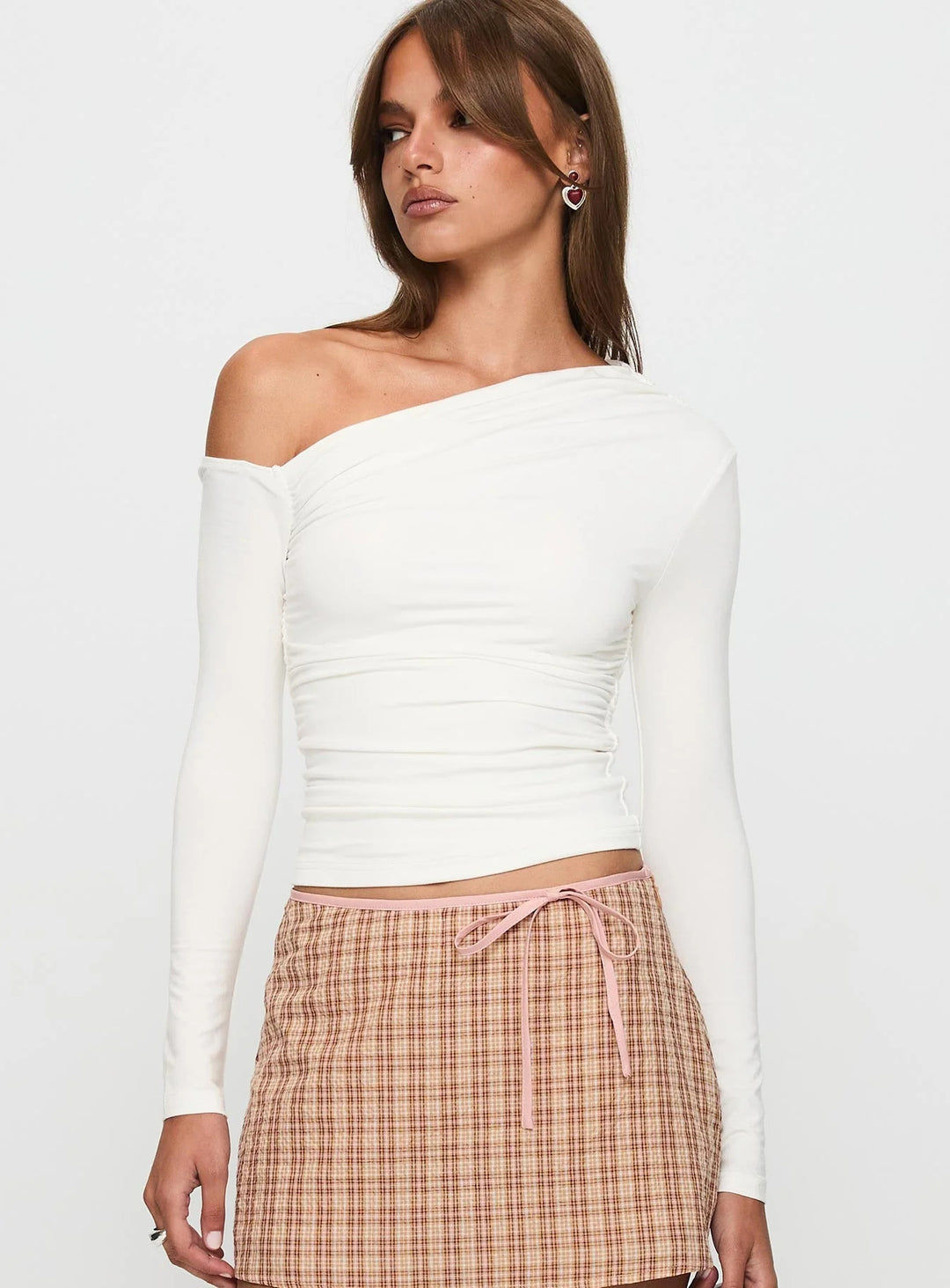 Dame Off-Shoulder Rynket skjorte med lange ærmer og elegant design Skovae