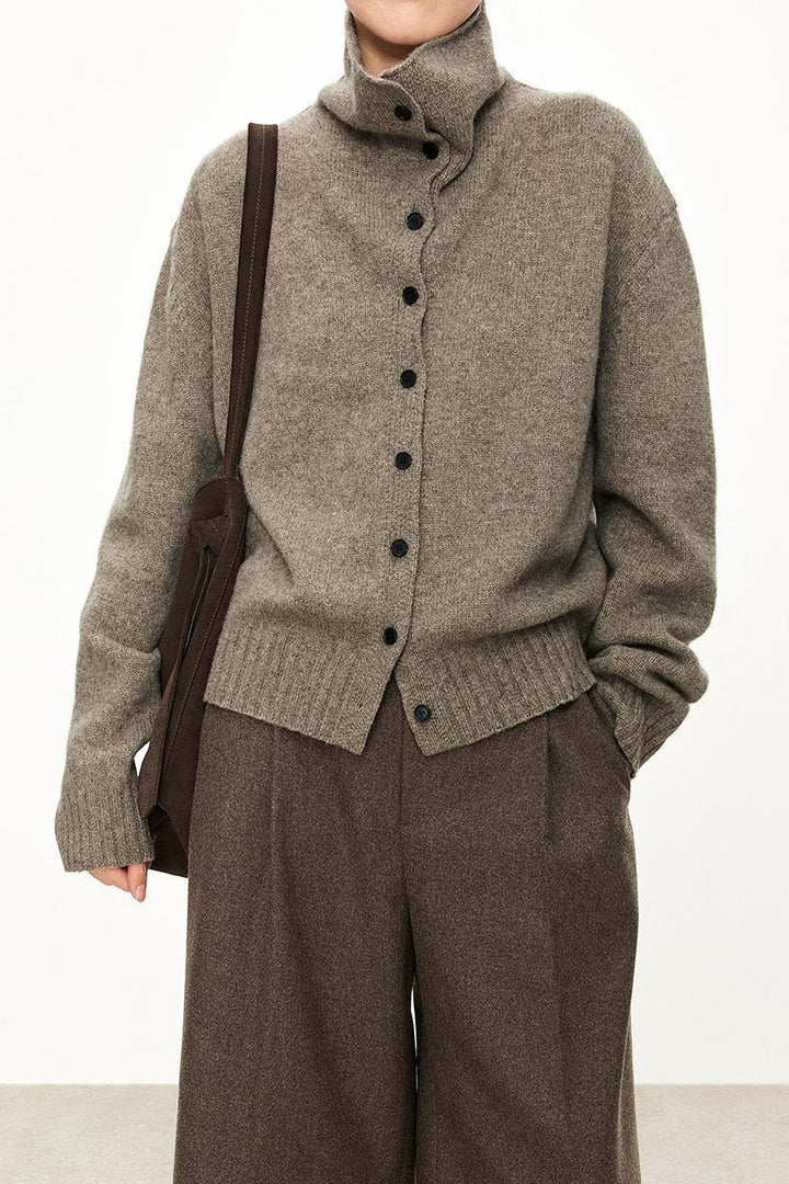 Kvindernes fashionable strikkede cardigan med høj krave og knaplukning Stilla