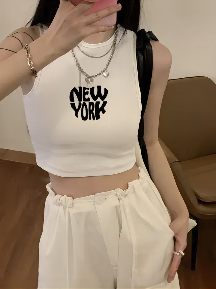 Dame crop-top med iøjnefaldende tekst og tætsiddende snit Skovae