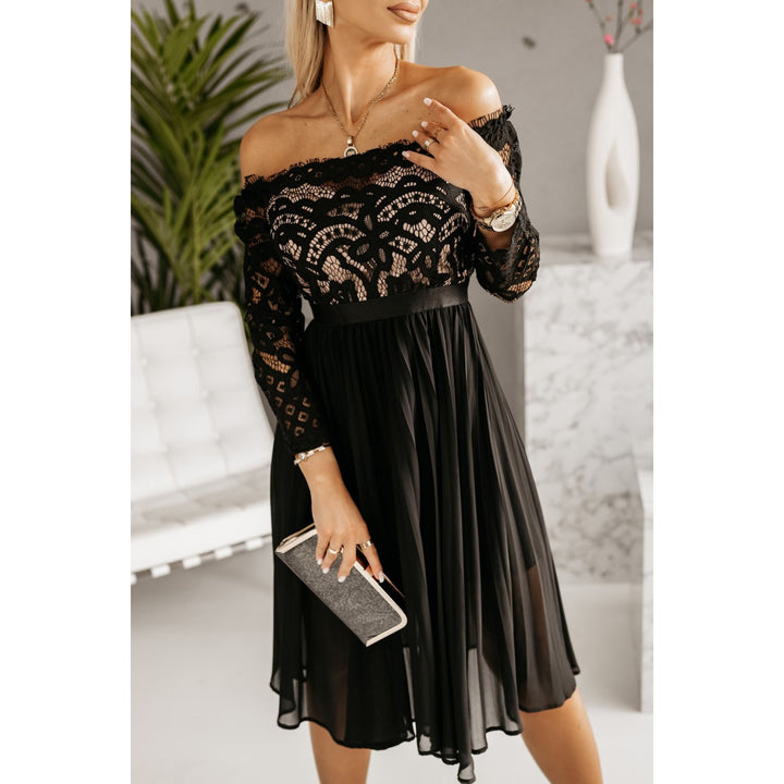 Dame Plisseret Aftenkjole med elegant Blondeoverflade og Off-Shoulder Design Stiila