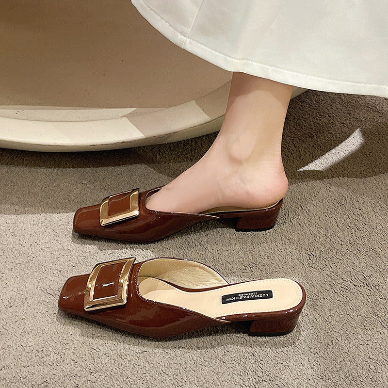 Dame elegant slip-on mule med kvadratisk tåparti og stilfuldt spænde-detail Stilla